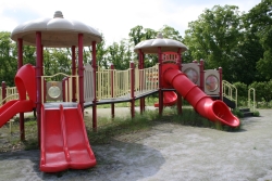 南口児童園の複合遊具